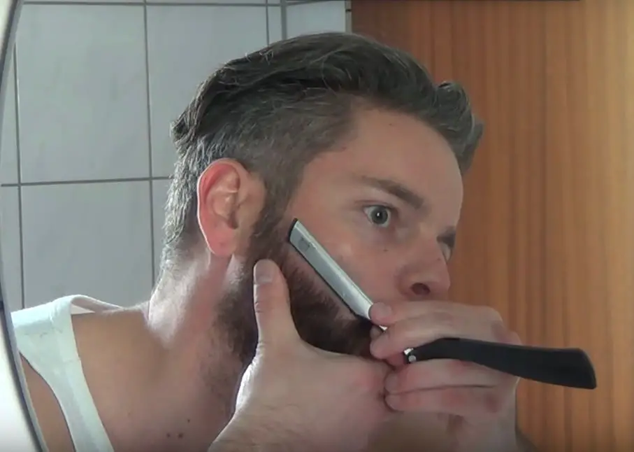 Bartpflege , Rasieren der Konturen