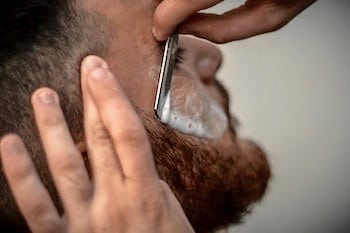Bart Konturen der Wangen rasieren 