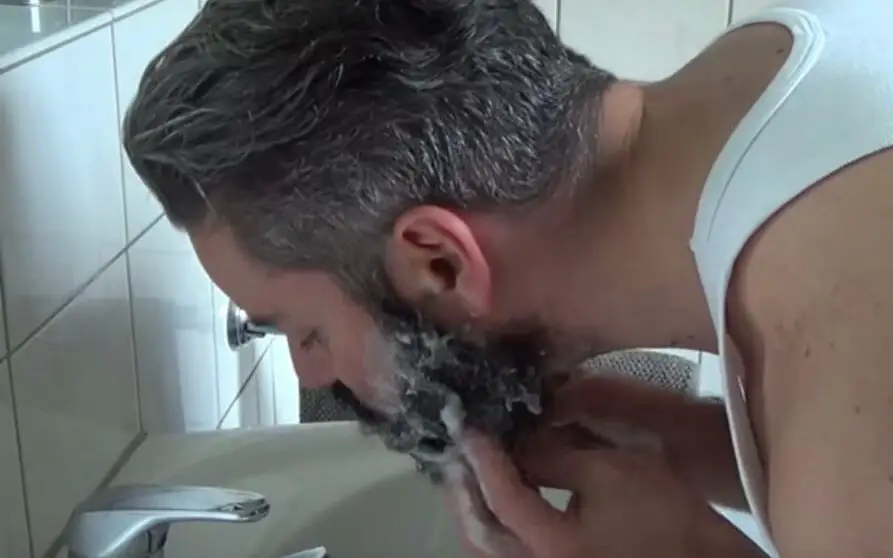 Bart pgelegen - Bart waschen